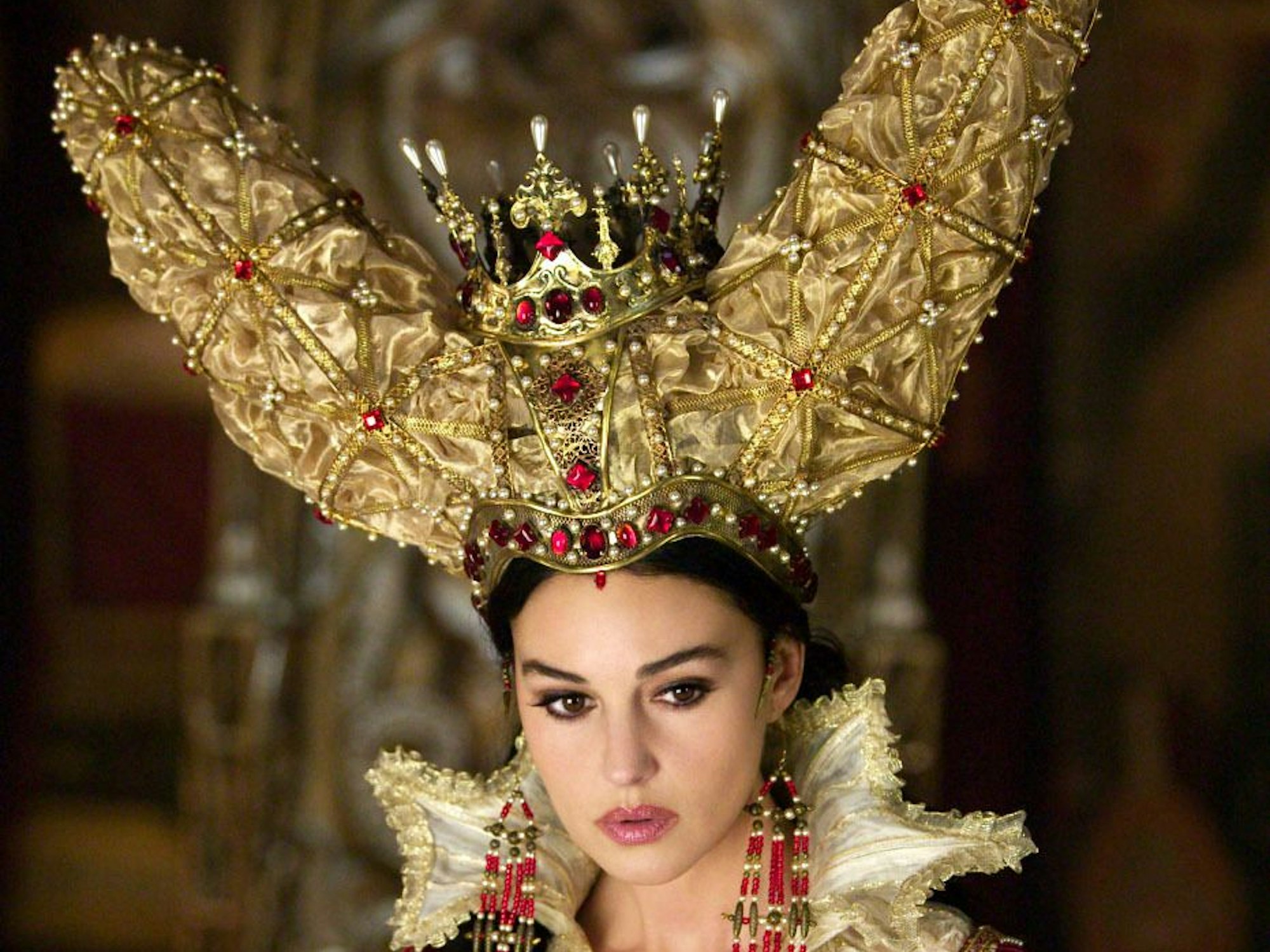 Monica Belluci als "Mirror Queen" (Spiegelkönigin) in einer Szene aus dem Film "The Brothers Grimm", der Verfilmung der Biografien der Brüder Grimm (undatierte Filmszene).