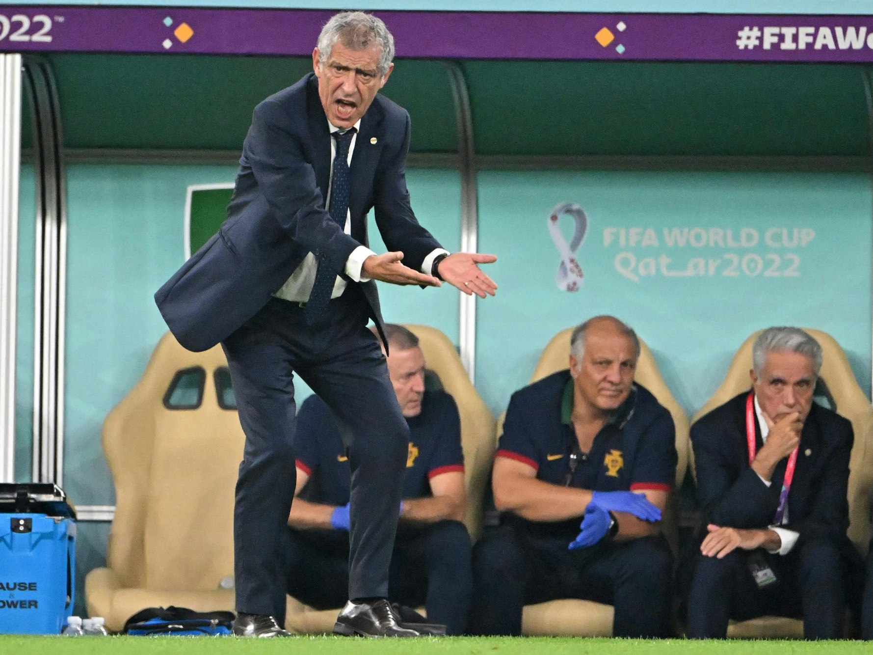 Fernando Santos gestikuliert bei der WM in Katar an der Seitenlinie.