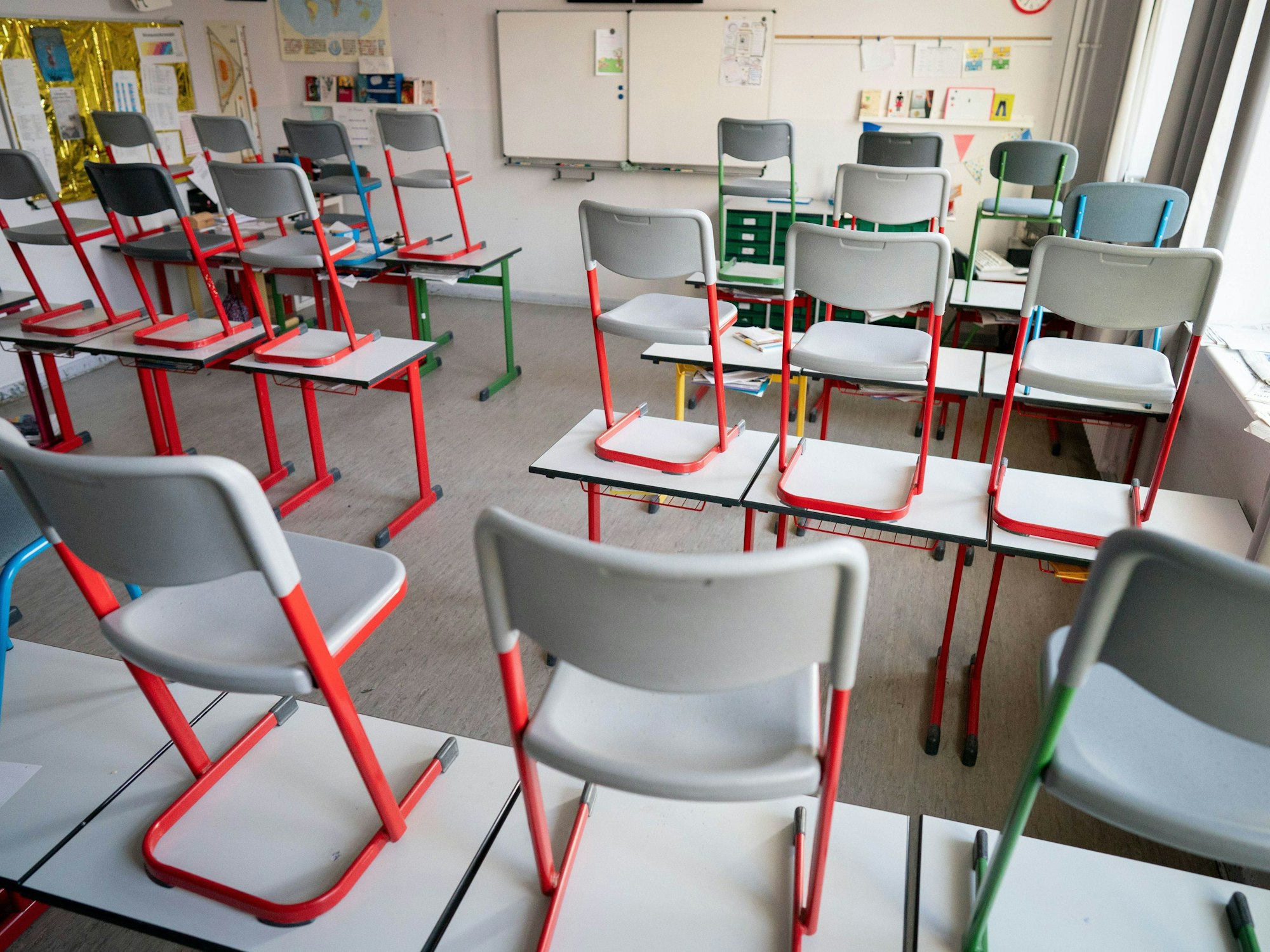 Kein Unterricht: Stühle stehen in einer Schule im Berliner Stadtteil Friedenau auf den Tischen.