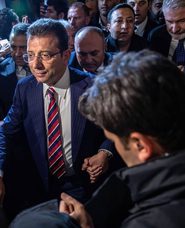 Ekrem Imamoglu läuft durch eine Menschenmenge.