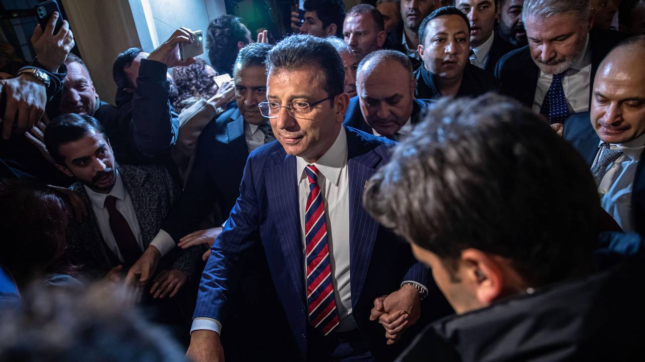 Ekrem Imamoglu läuft durch eine Menschenmenge.