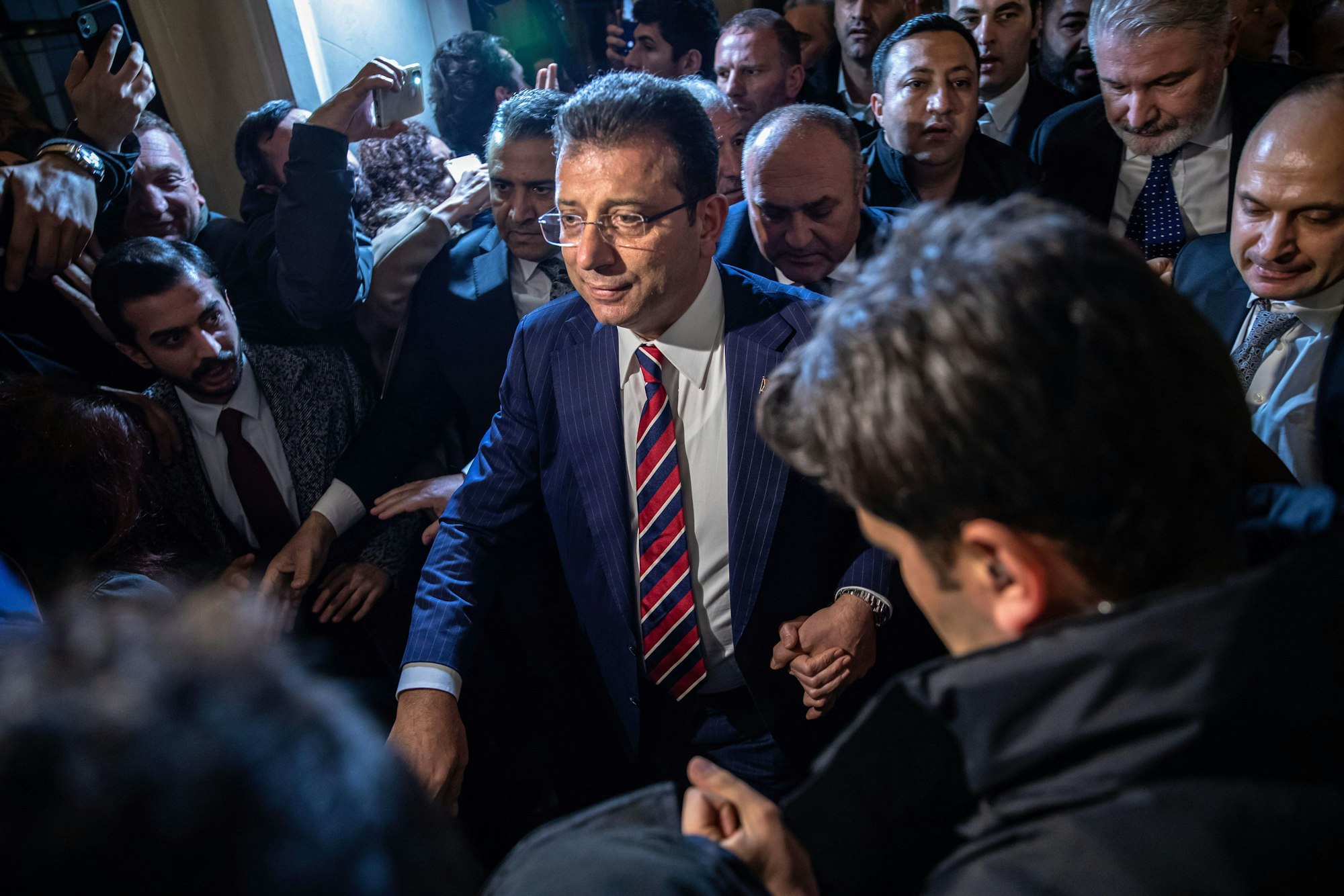 Ekrem Imamoglu läuft durch eine Menschenmenge.