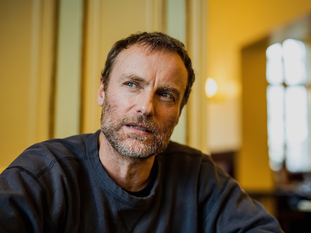 Mark Waschke, Schauspieler, während eines dpa-Interviews im Café Einstein Stammhaus in Berlin.