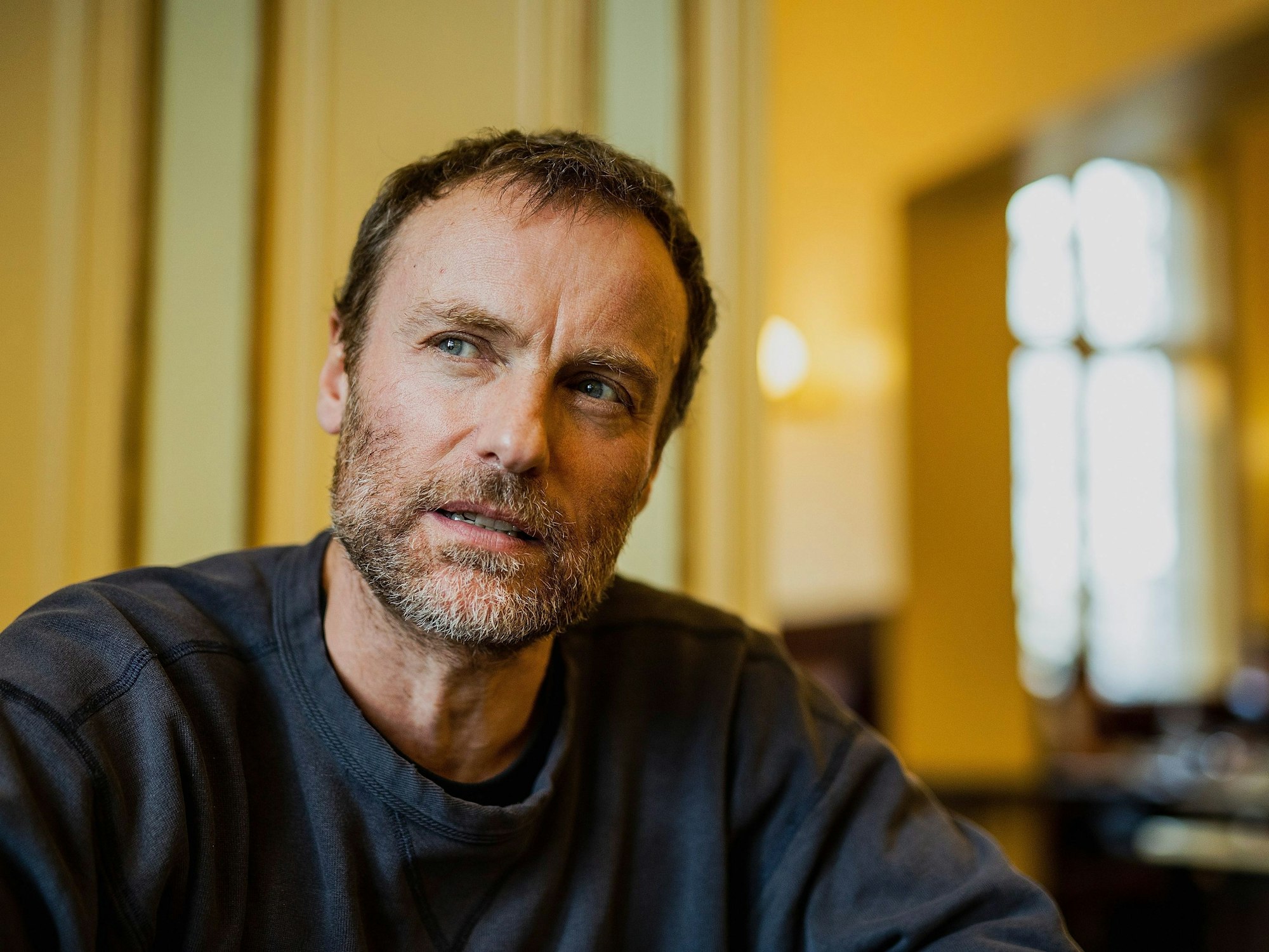 Mark Waschke, Schauspieler, während eines dpa-Interviews im Café Einstein Stammhaus in Berlin.