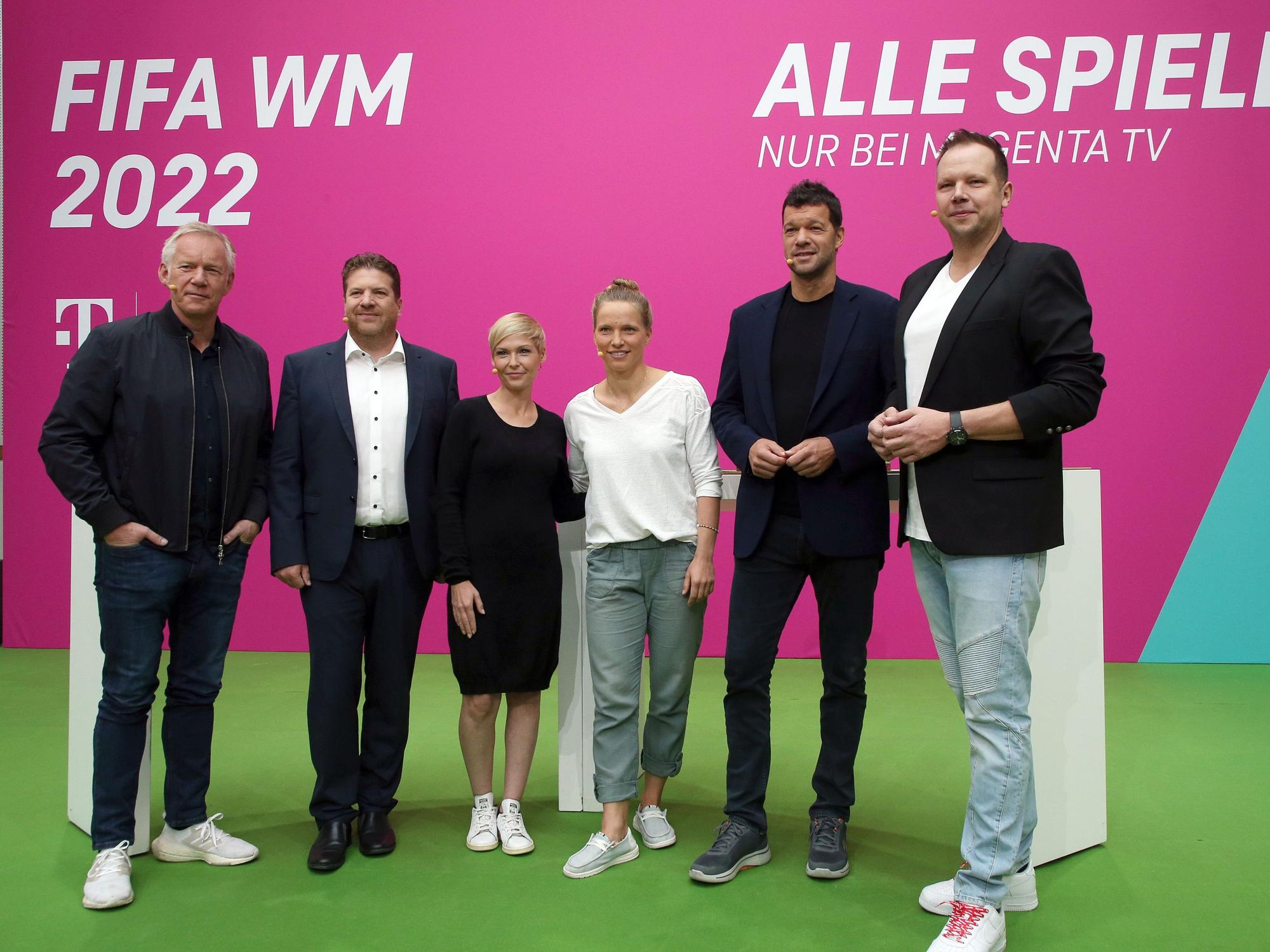 MagentaTV zeigte alle WM-Spiele in Katar 2022: Johannes B. Kerner (l-r), TV-Chef Arnim Butzen, Moderatorin Anette Sattler, TV-Expertin Tabea Kemme, Experte Michael Ballack und Kommentator Wolff Fuss.