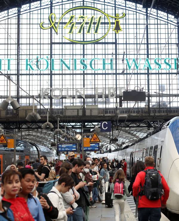 Fahrgäste warten auf ihre Zugverbindung im Kölner Hauptbahnhof.