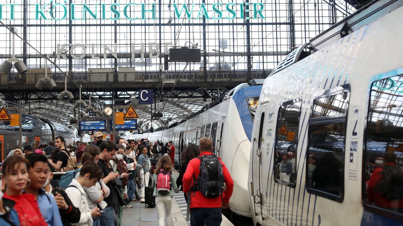 Fahrgäste warten auf ihre Zugverbindung im Kölner Hauptbahnhof.