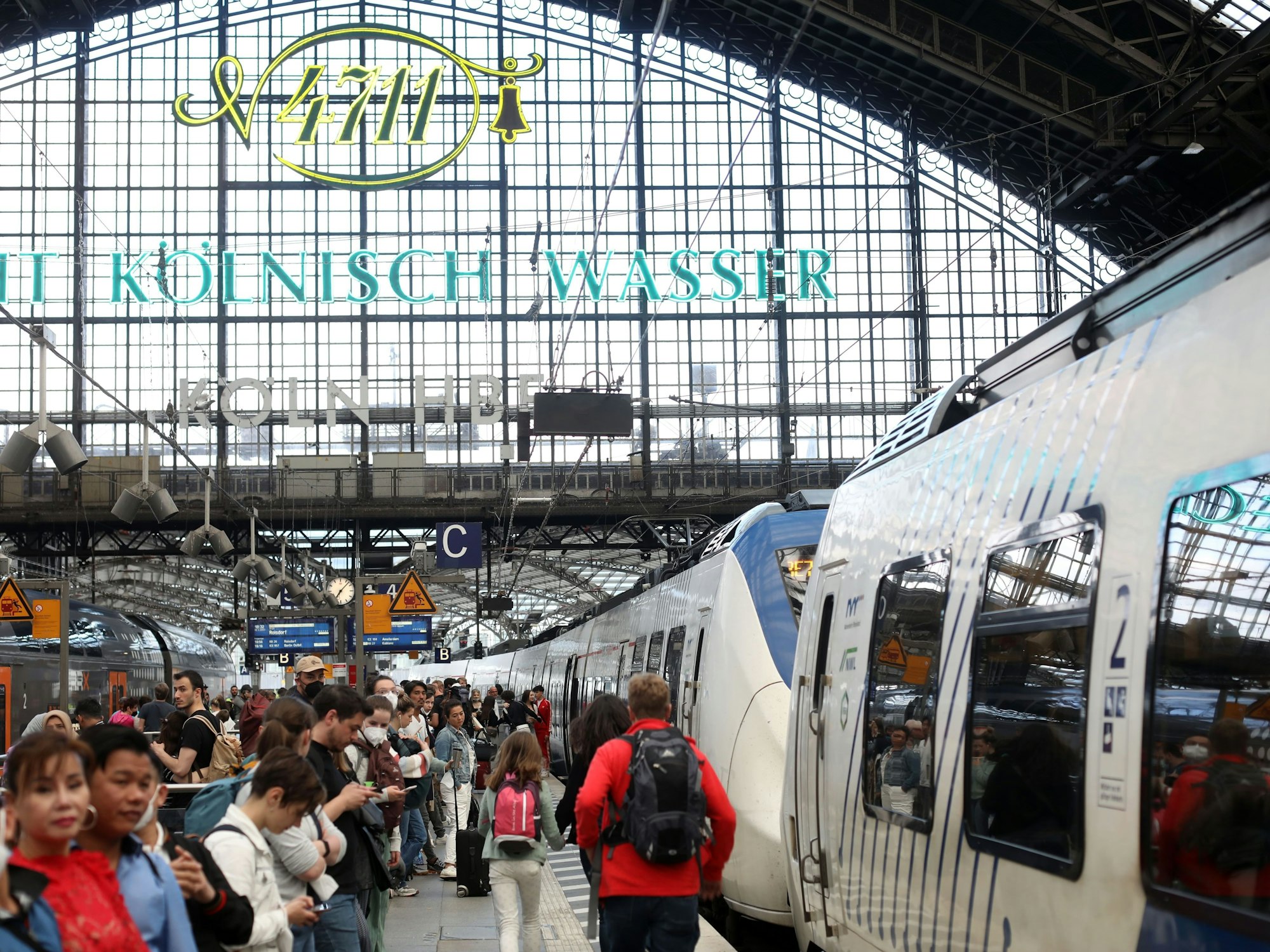 Fahrgäste warten auf ihre Zugverbindung im Kölner Hauptbahnhof.