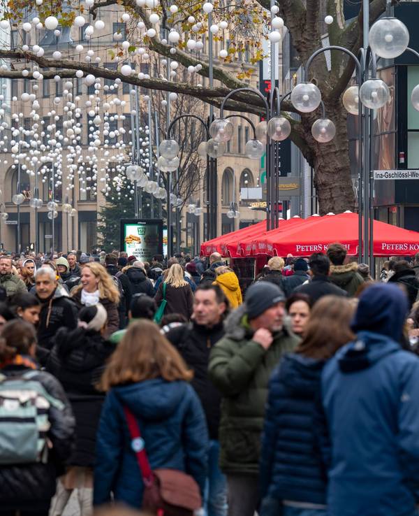 Die Schildergasse ist voller Passanten. Am dritten Adventssamstag ist es in der Innenstadt sehr voll.