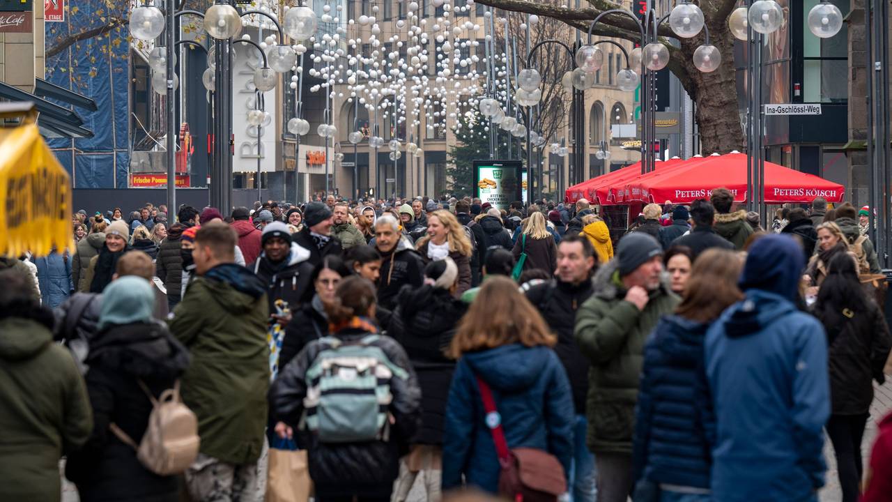Die Schildergasse ist voller Passanten. Am dritten Adventssamstag ist es in der Innenstadt sehr voll.