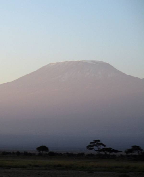 Blick auf den höchsten Berg Afrikas, den Kilimandscharo in Kenia.