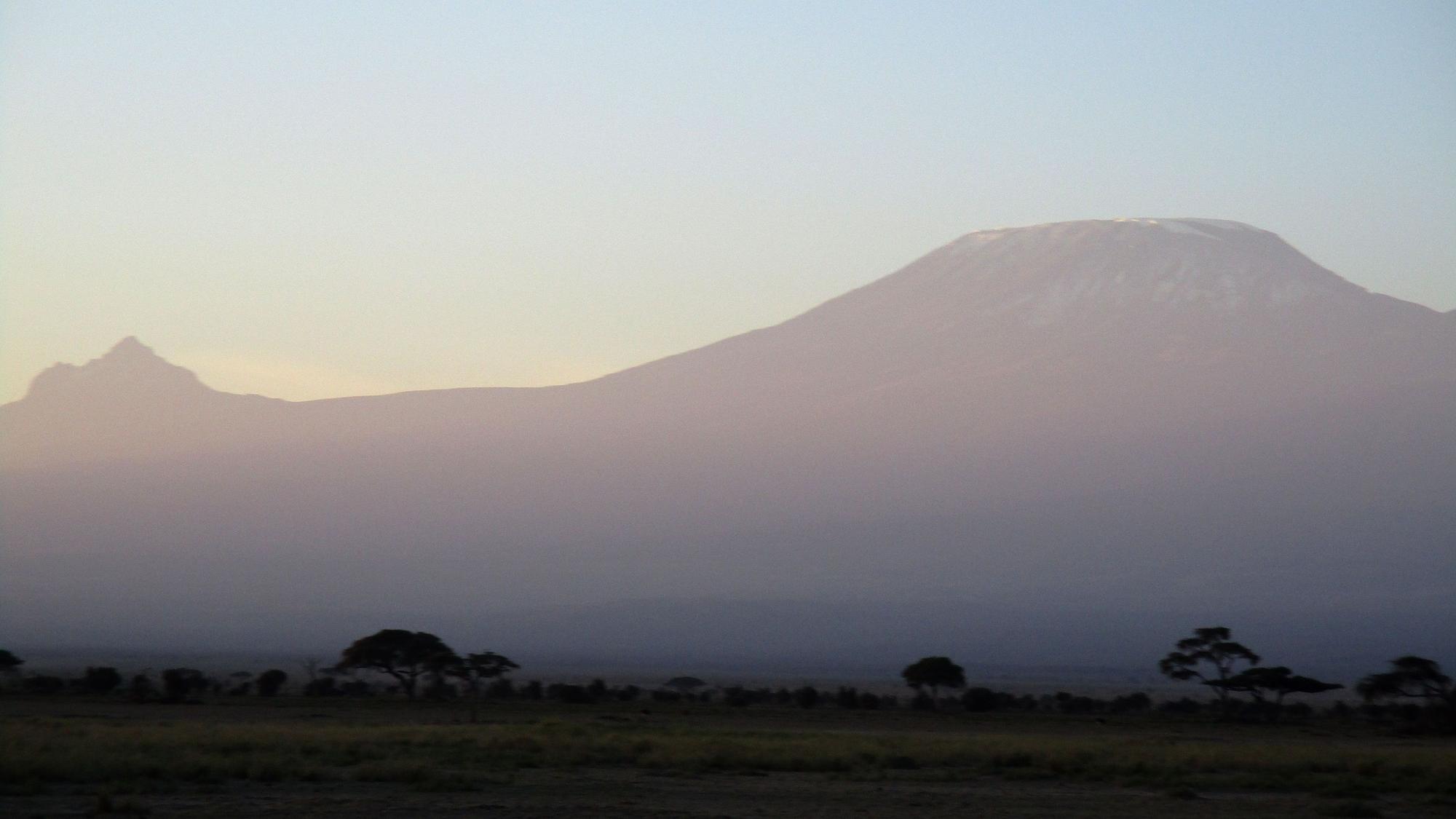 Blick auf den höchsten Berg Afrikas, den Kilimandscharo in Kenia.