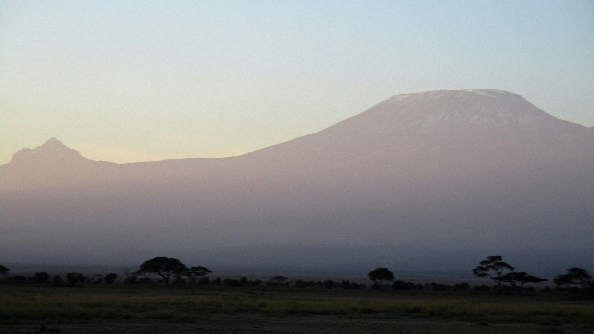 Blick auf den höchsten Berg Afrikas, den Kilimandscharo in Kenia.
