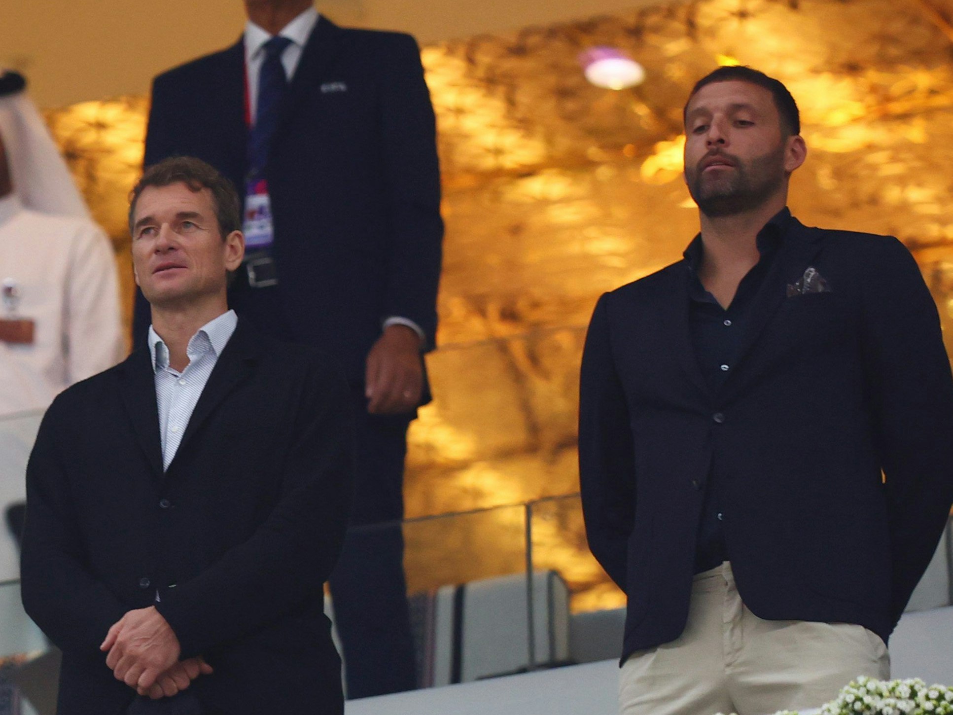 Al-Bait Stadion in Katar: der ehemalige Nationaltorhüter Jens Lehmann (Mitte) steht zum Spielbeginn auf der Tribüne. Rechts steht der frühere Bundesligaspieler Kevin Kurányi. Er hat sich bei einem Legenden-Spiel in Katar am Knie verletzt.