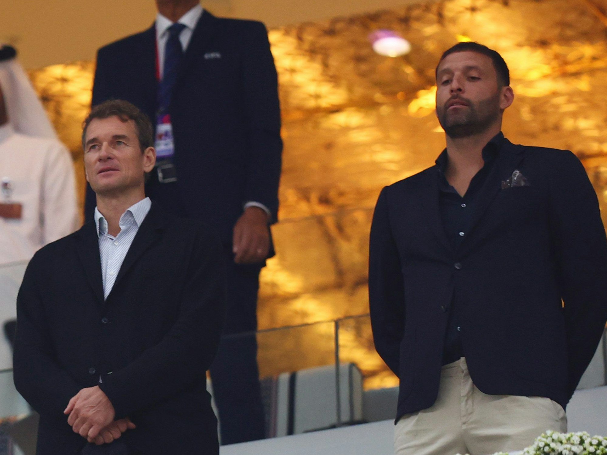 Al-Bait Stadion in Katar: der ehemalige Nationaltorhüter Jens Lehmann (Mitte) steht zum Spielbeginn auf der Tribüne. Rechts steht der frühere Bundesligaspieler Kevin Kurányi. Er hat sich bei einem Legenden-Spiel in Katar am Knie verletzt.