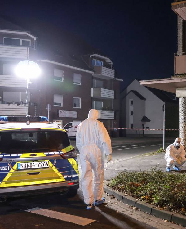 Drei Personen in Schutzanzügen sichern Spuren am Tatort.