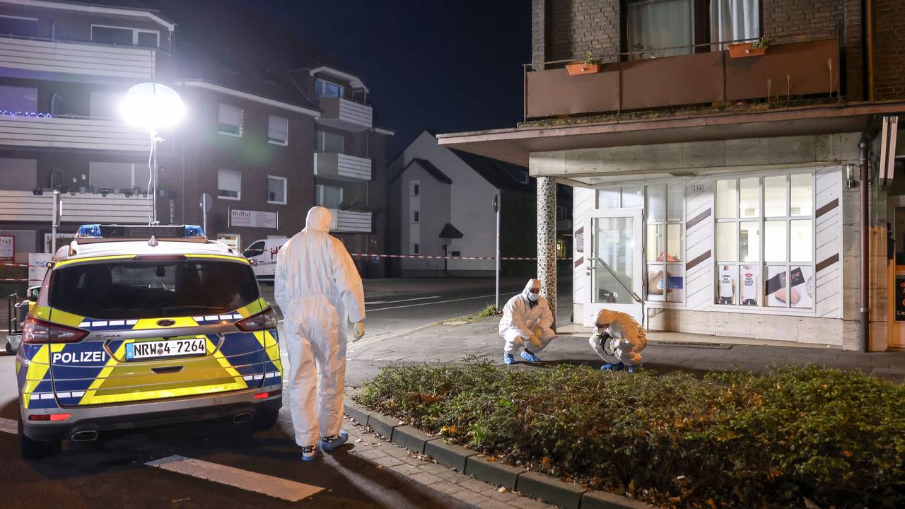 Drei Personen in Schutzanzügen sichern Spuren am Tatort.