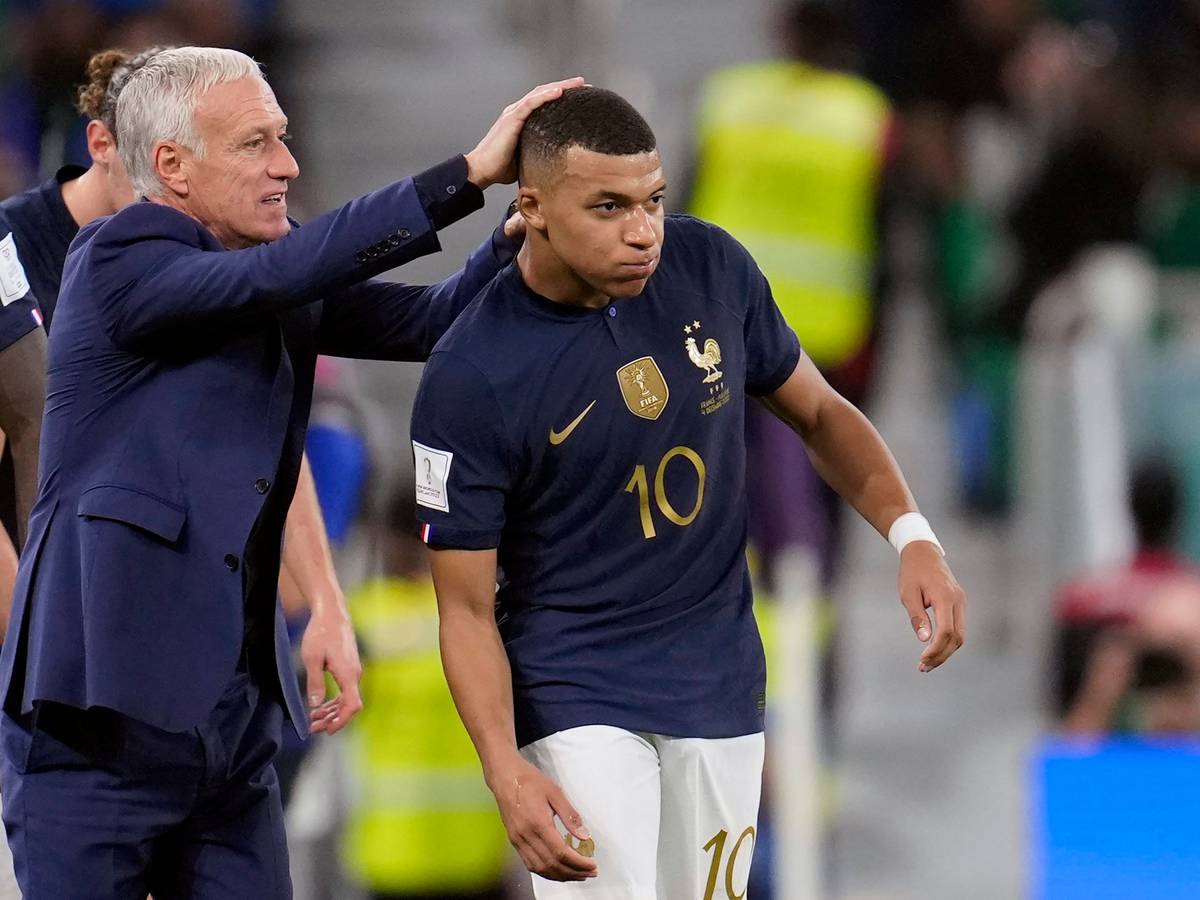 Trainer Didier Deschamps klopft Kylian Mbappe auf seinen Kopf.