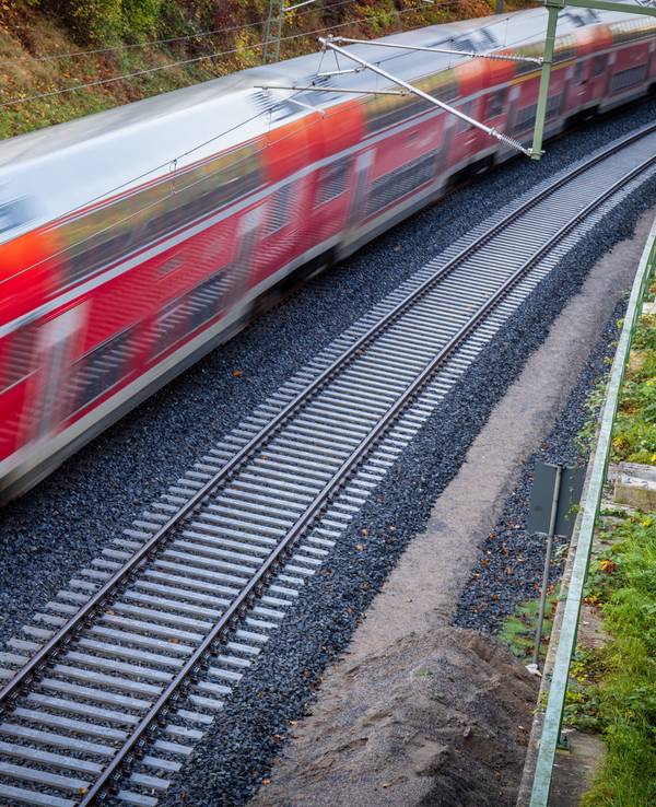 Ein Nahverkehrszug fährt über die neu gebaute Bahnstrecke zum Schweriner Hauptbahnhof (Aufnahme mit langer Belichtungszeit).