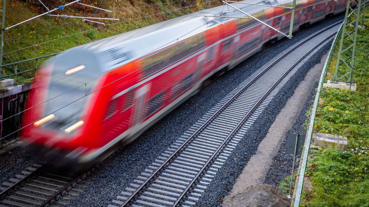 Ein Nahverkehrszug fährt über die neu gebaute Bahnstrecke zum Schweriner Hauptbahnhof (Aufnahme mit langer Belichtungszeit).