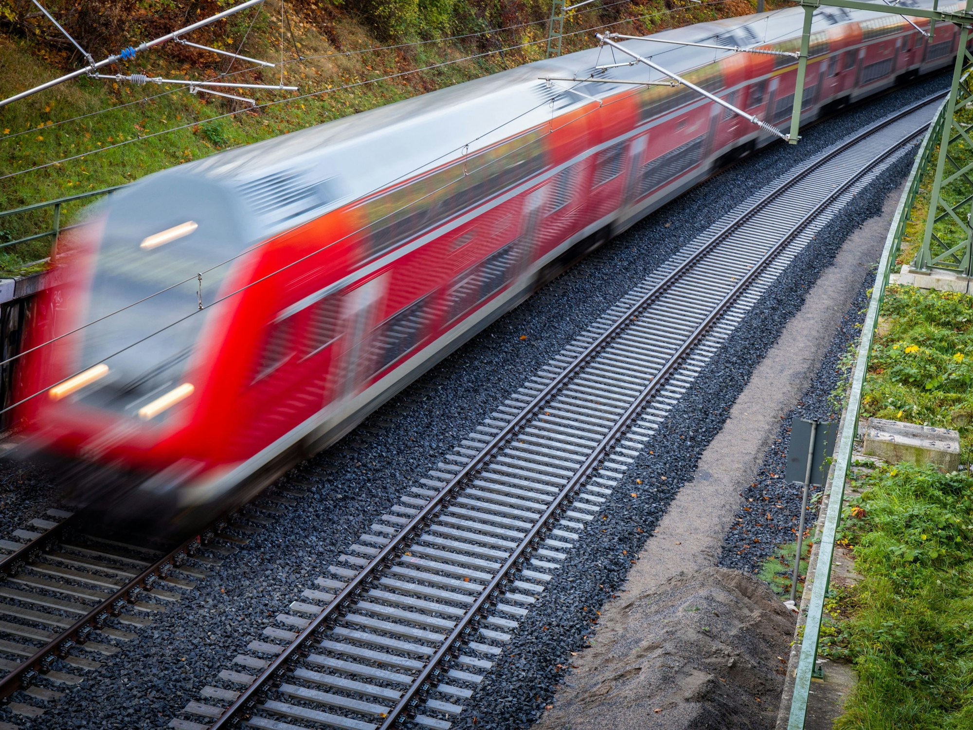 Ein Nahverkehrszug fährt über die neu gebaute Bahnstrecke zum Schweriner Hauptbahnhof (Aufnahme mit langer Belichtungszeit).