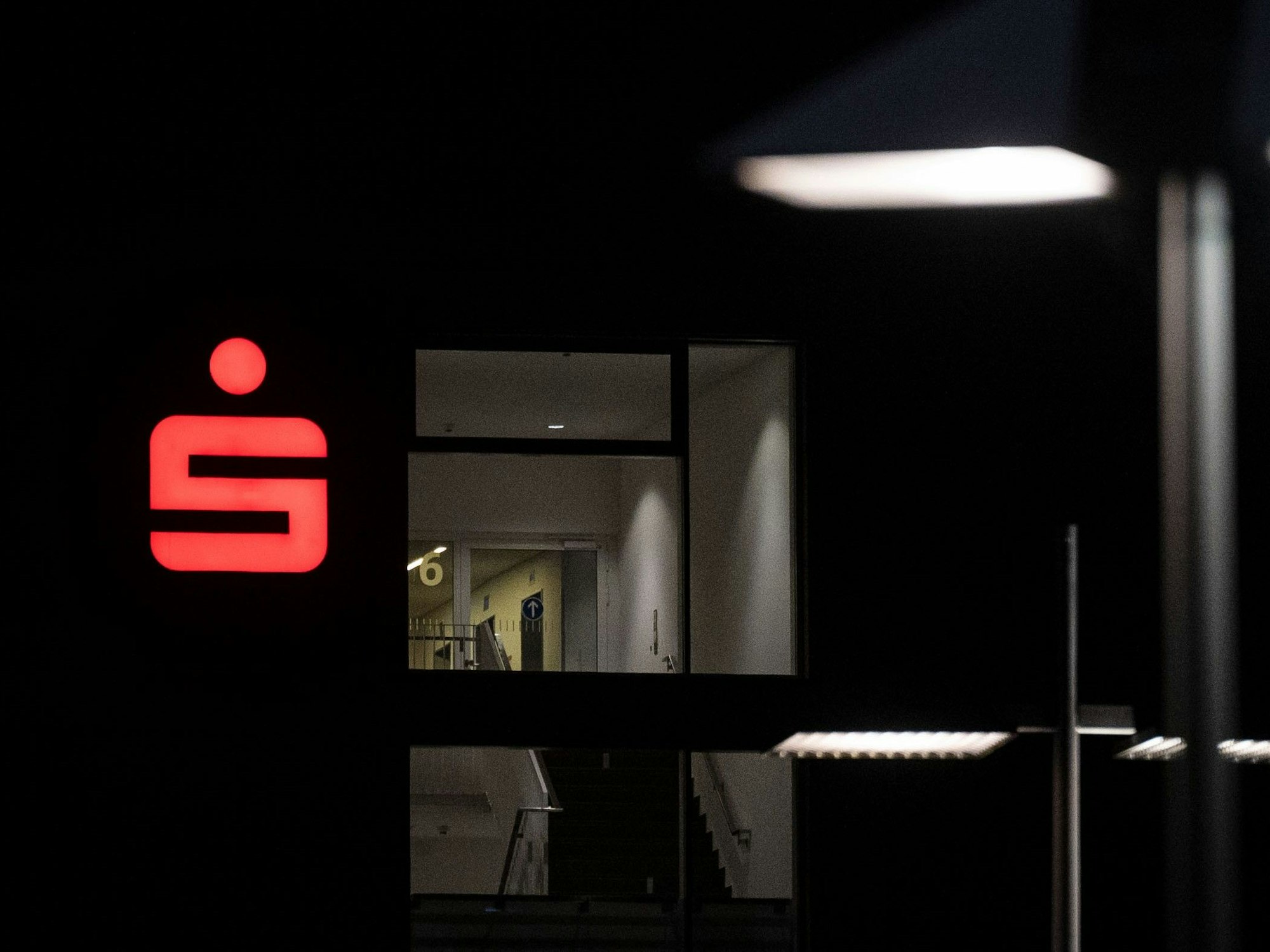Das Logo der Sparkasse ist an der Fassade eines Gebäudes in der Innenstadt zu sehen (Symbolfoto).