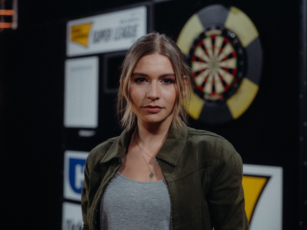 Jana Wosnitza steht im Londoner Ally Pally vor dem Wettkampf-Board.