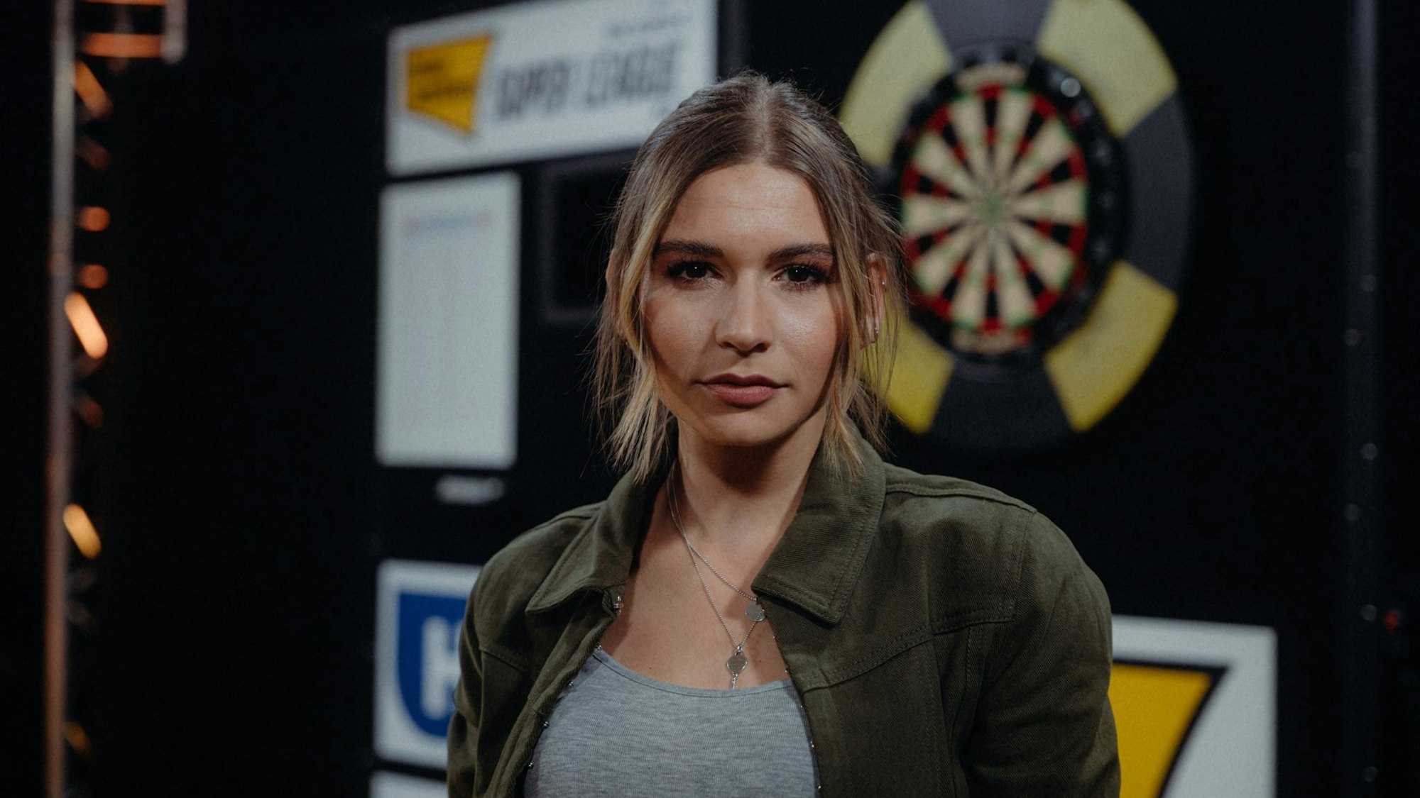 Jana Wosnitza steht im Londoner Ally Pally vor dem Wettkampf-Board.