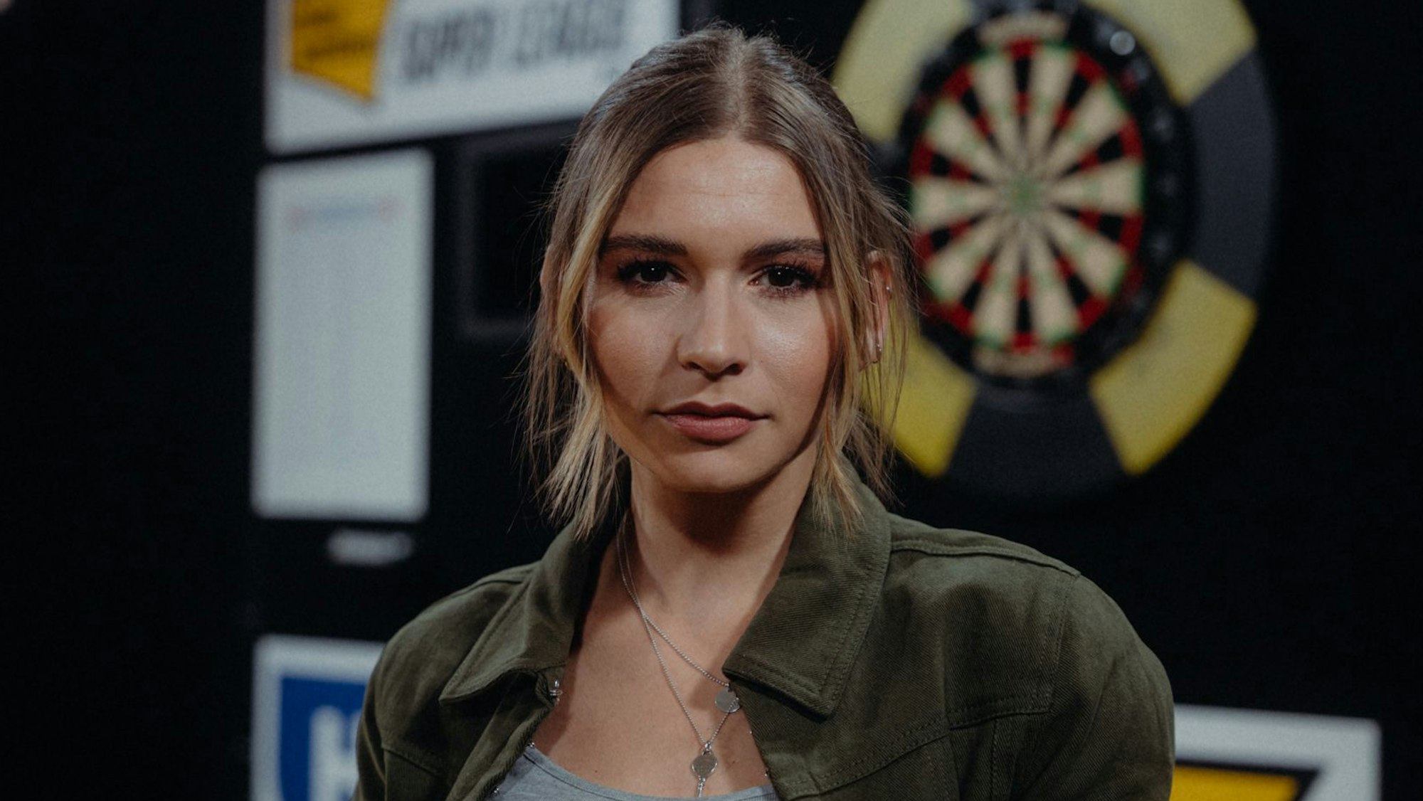 Jana Wosnitza steht im Londoner Ally Pally vor dem Wettkamf-Board.