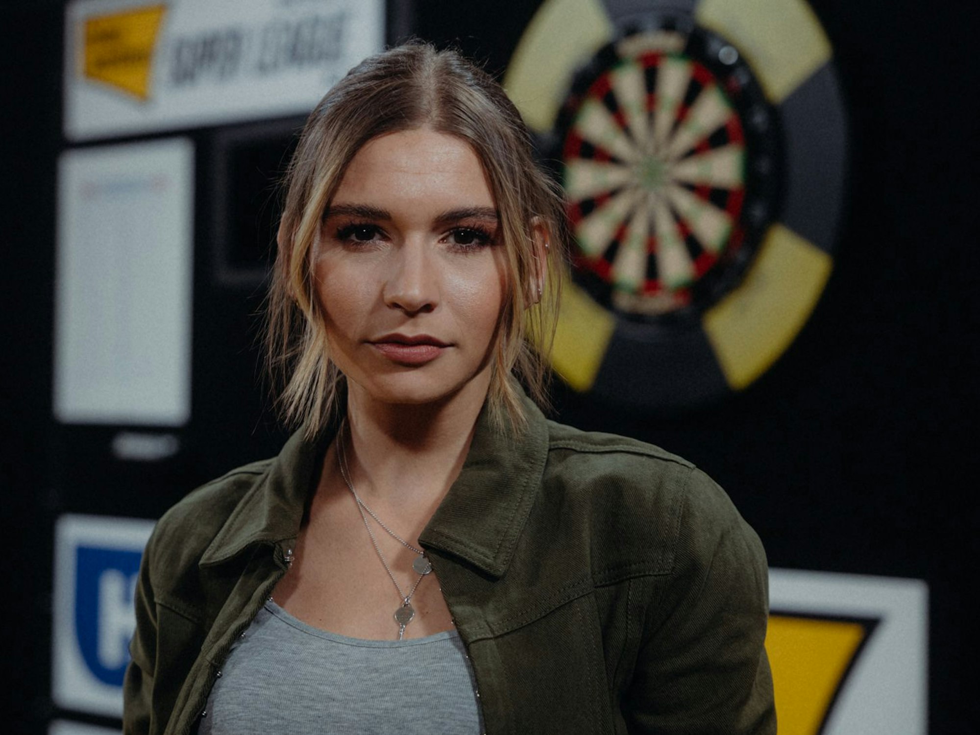 Jana Wosnitza steht im Londoner Ally Pally vor dem Wettkampf-Board.