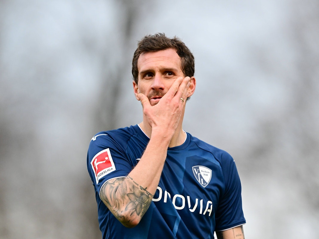 Stürmer Simon Zoller greift sich während des Testspiels seines VfL Bochum gegen PEC Zwolle nachdenklich ans Kinn.