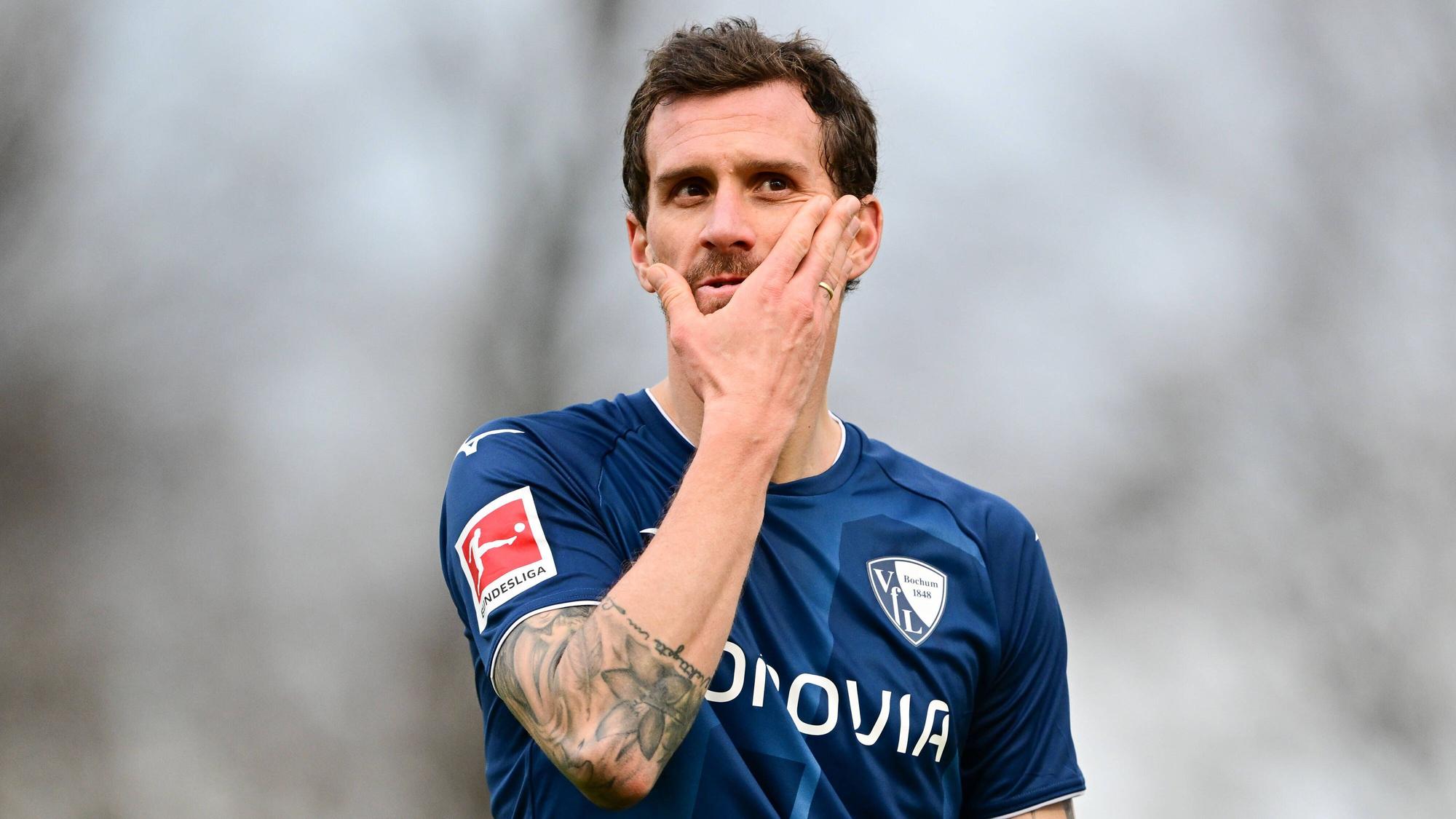 Stürmer Simon Zoller greift sich während des Testspiels seines VfL Bochum gegen PEC Zwolle nachdenklich ans Kinn.
