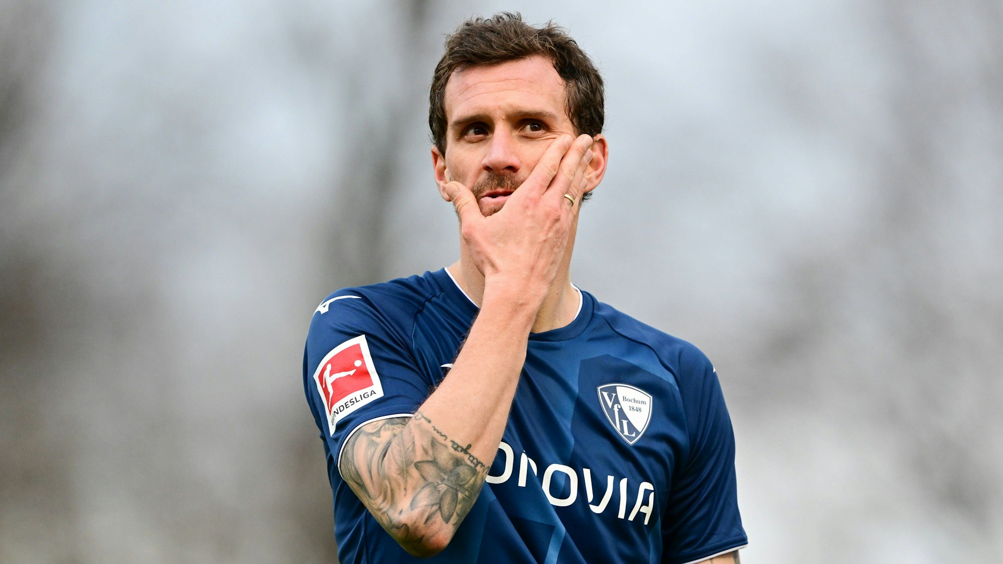 Stürmer Simon Zoller greift sich während des Testspiels seines VfL Bochum gegen PEC Zwolle nachdenklich ans Kinn.