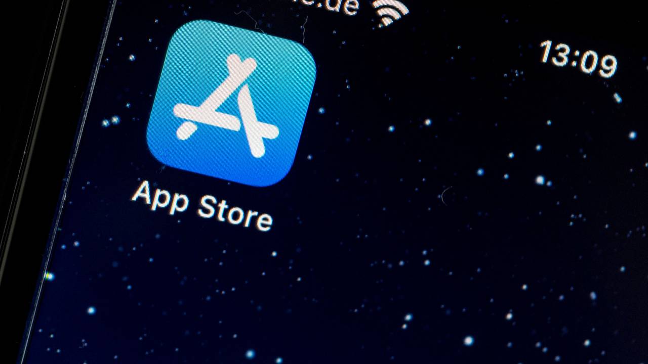 Das Logo des App-Stores ist auf einem Bildschirm zu sehen.