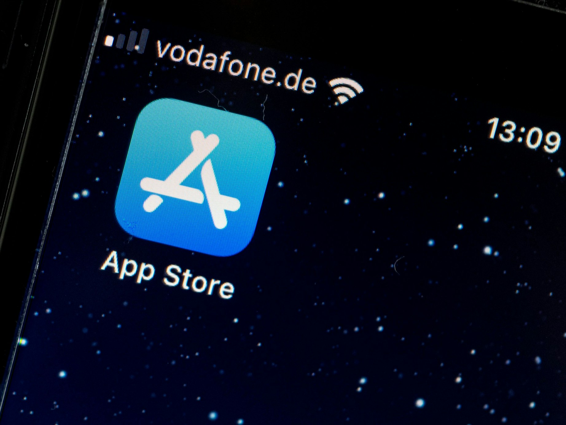 Das Logo des App-Stores ist auf einem Bildschirm zu sehen.