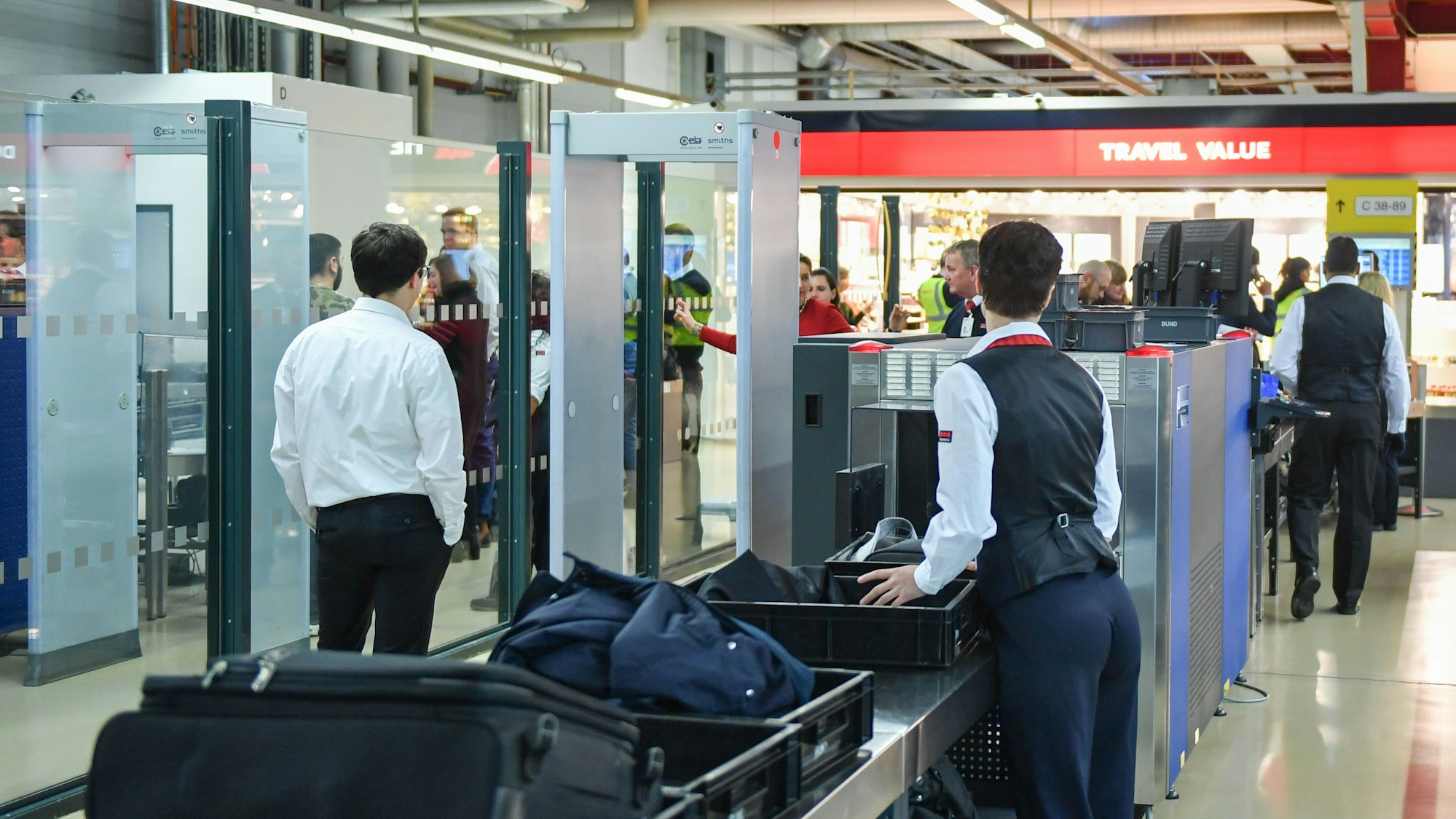 Passagiere und ihr Handgepäck werden bei einer Sicherheitskontrolle im Flughafen Tegel kontrolliert.