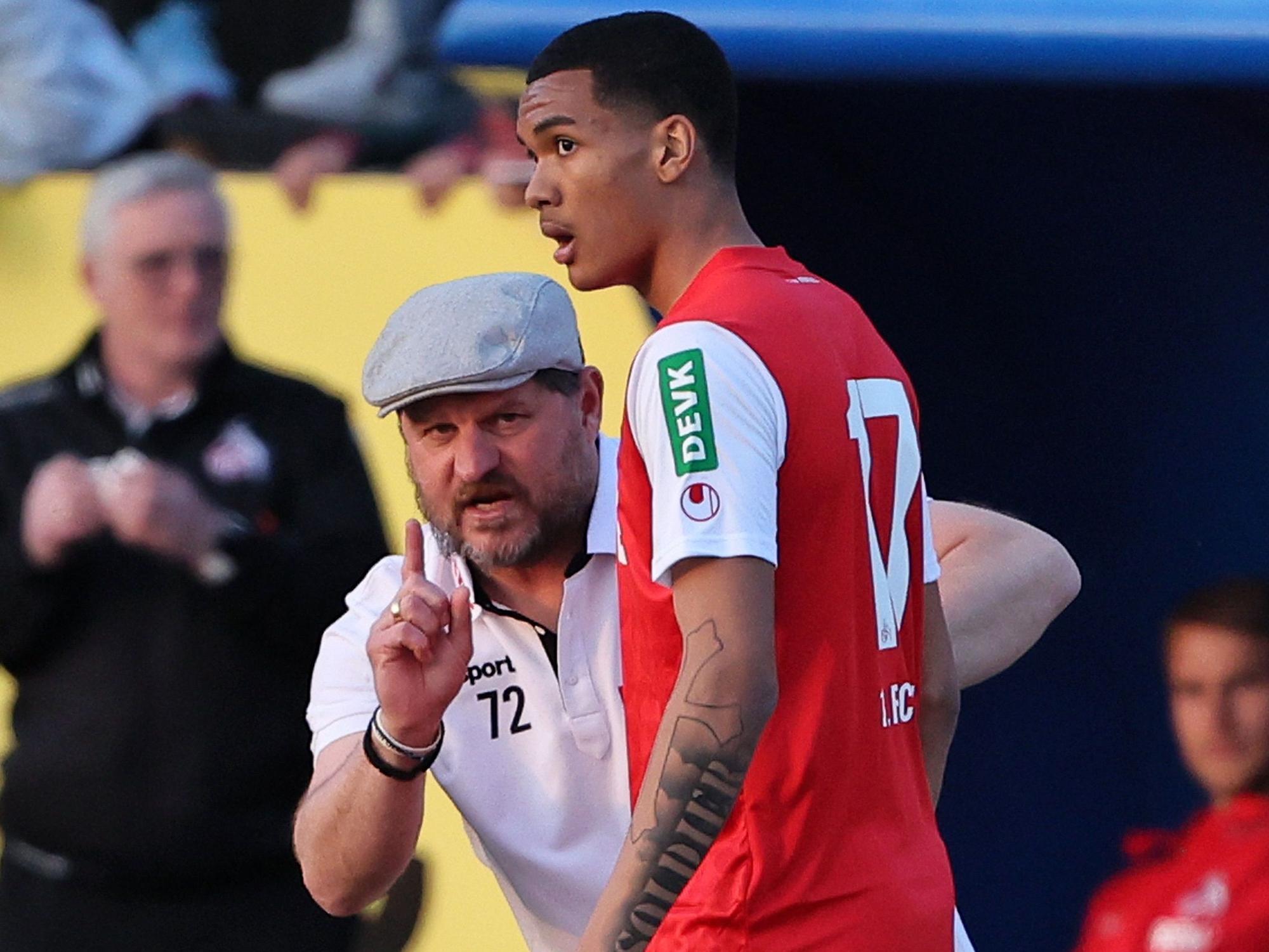 Steffen Baumgart spricht mit Damion Downs bei einem Testspiel des 1. FC Köln.