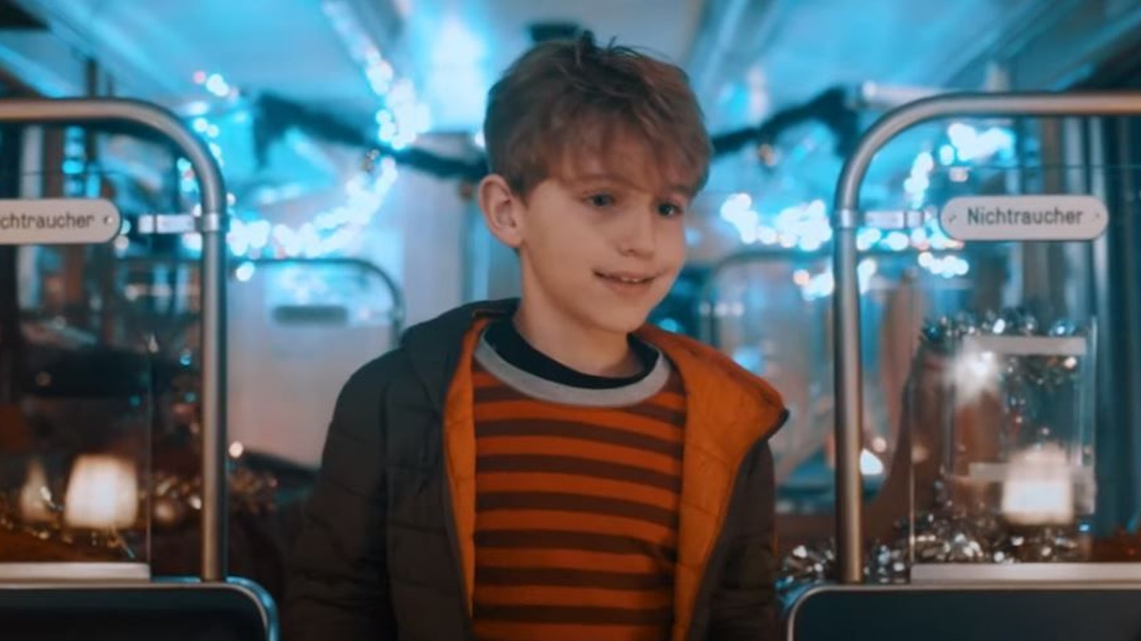 Der kleine Leon geht im Weihnachts-Video der KVB durch einen Zug, der weihnachtlich geschmückt ist.