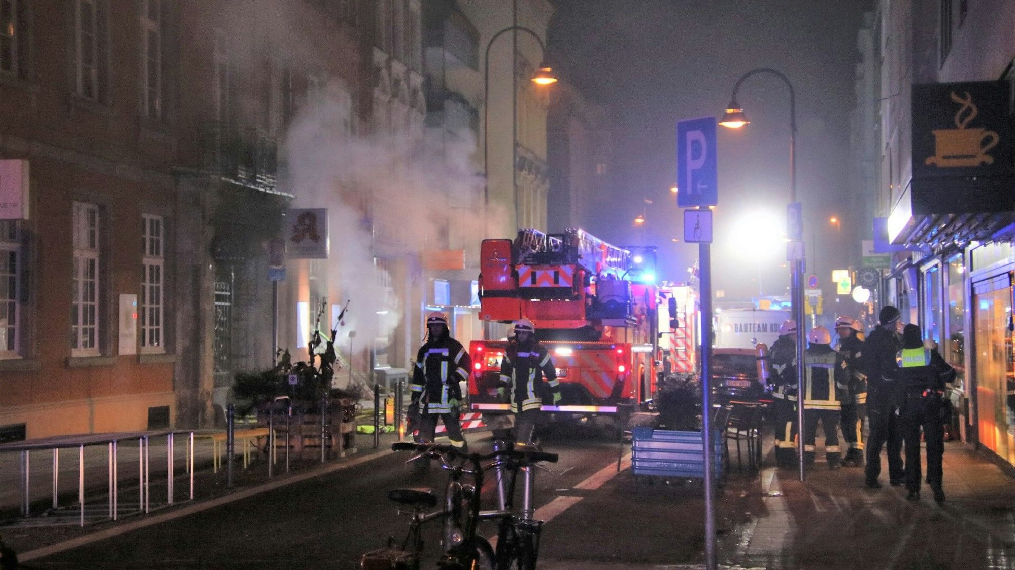 Einsatzkräfte auf der Deutzer Freiheit, aus einer Apotheke dringt Qualm.