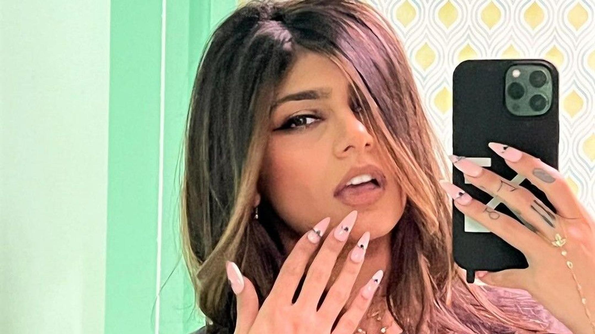Das frühere Porno-Sternchen Mia Khalifa posiert auf einem Instagram-Foto mit ihrem iPhone in der Hand.