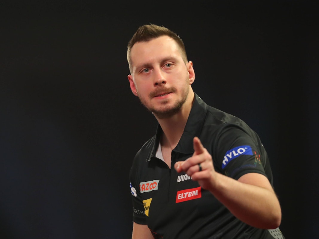 Florian Hempel zeigt Richtung Kamera.