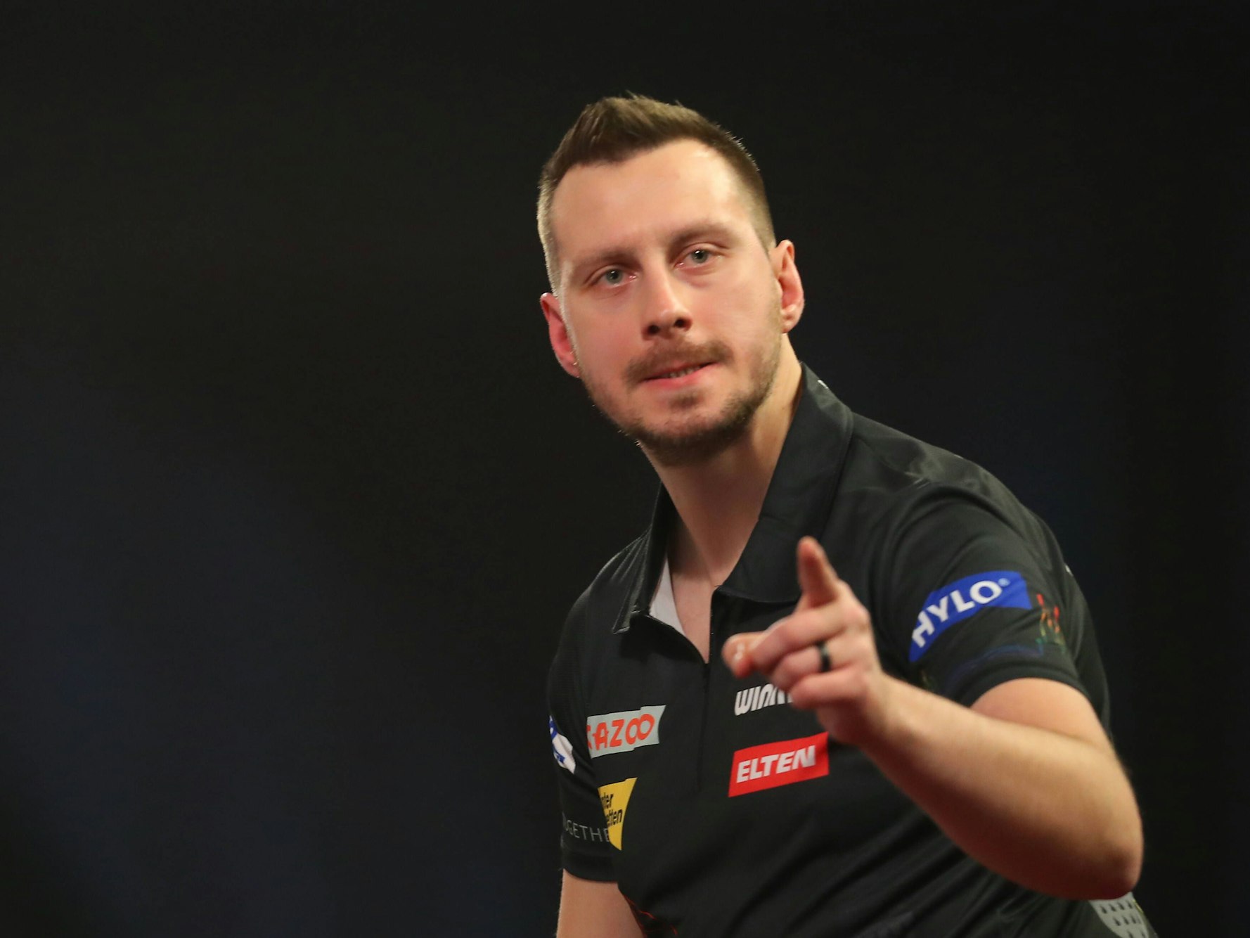 Florian Hempel zeigt Richtung Kamera.