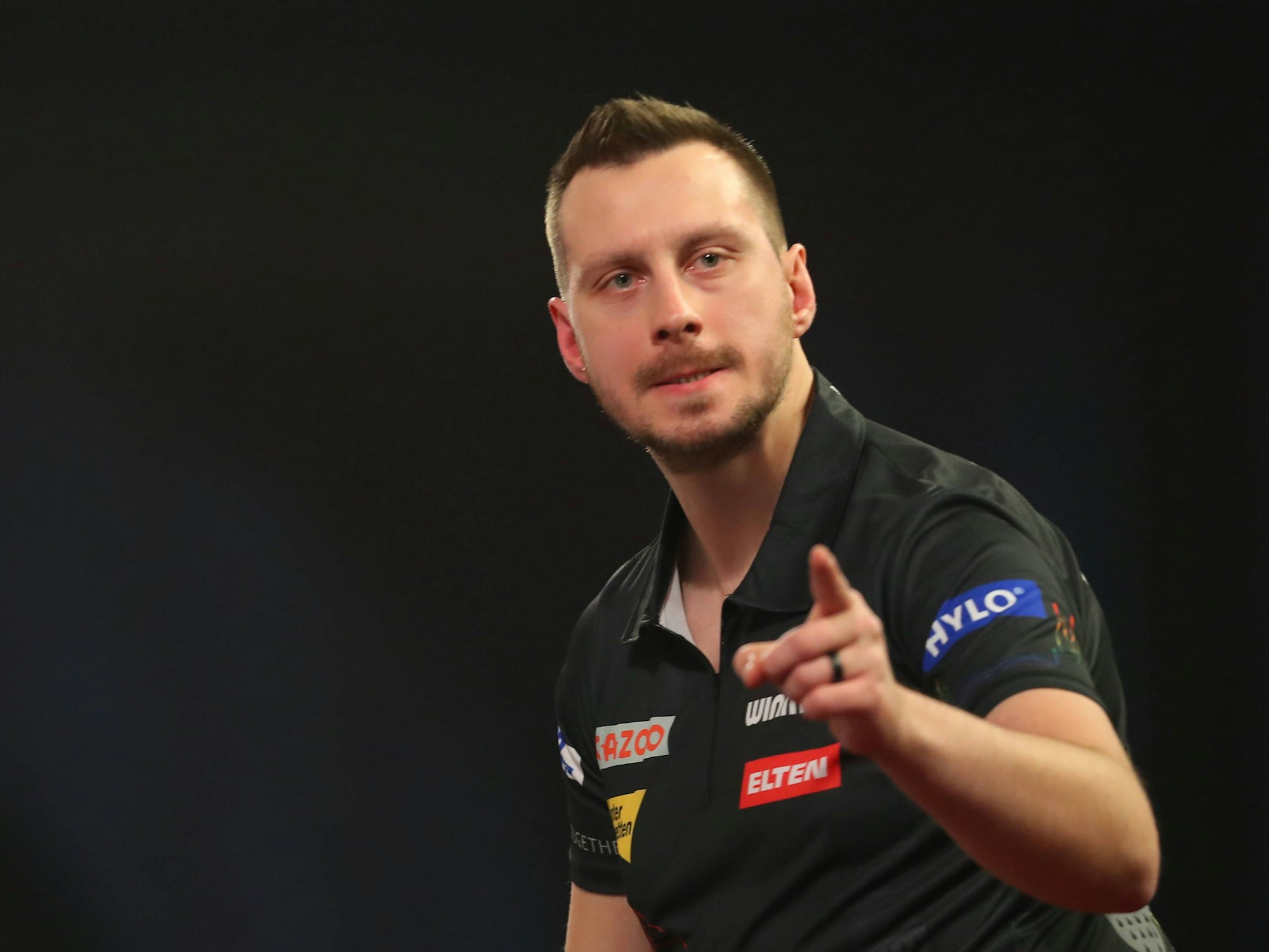 Florian Hempel zeigt Richtung Kamera.