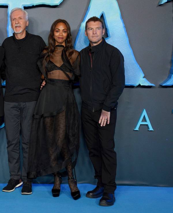 Kate Winslet, Sigourney Weaver, Regisseur James Cameron, Zoe Saldana und Sam Worthington bei einem Fototermin zu „Avatar – The Way of Water“ am 4. Dezember 2022 in London.