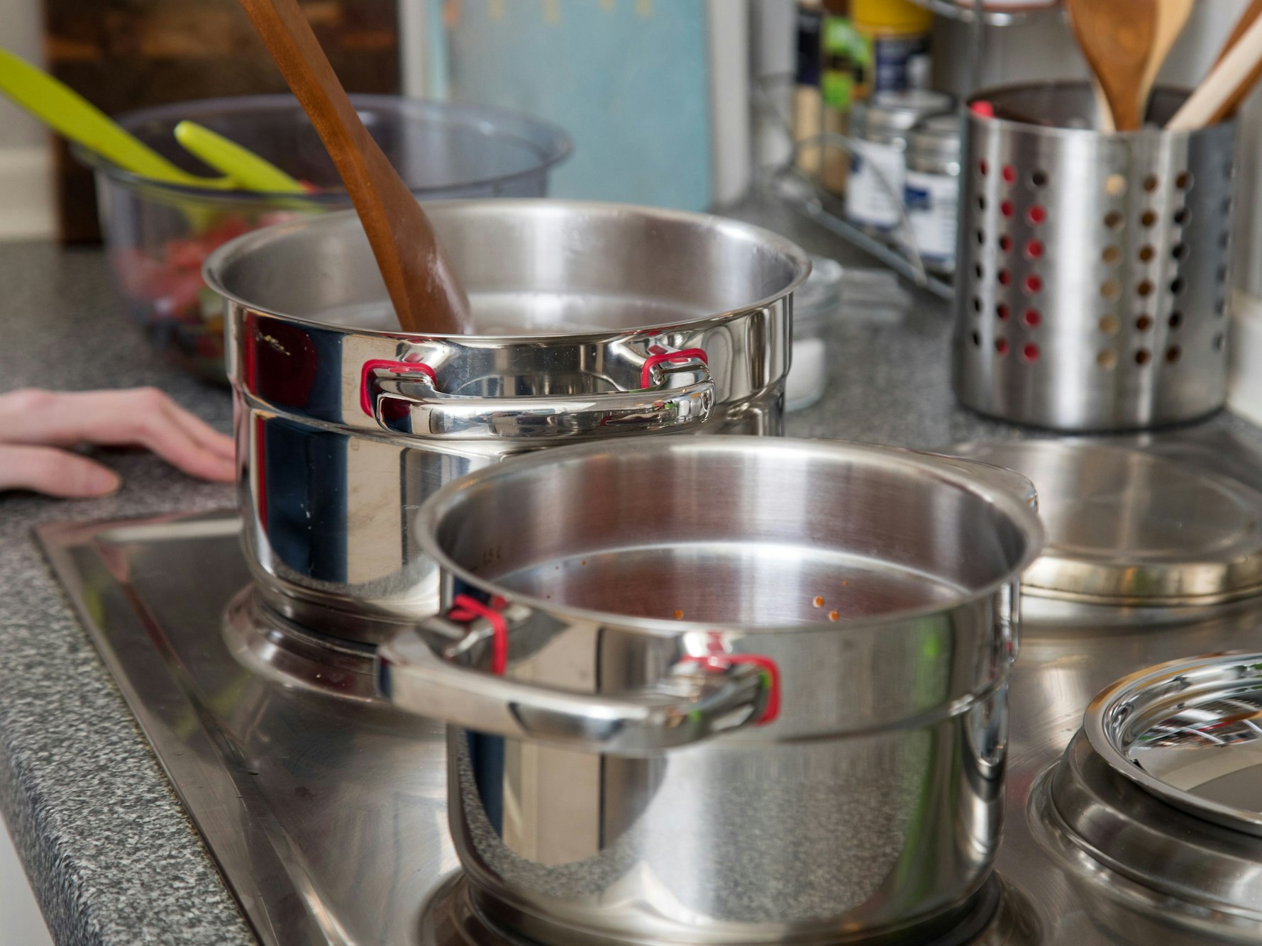 Töpfe stehen auf einem Herd.