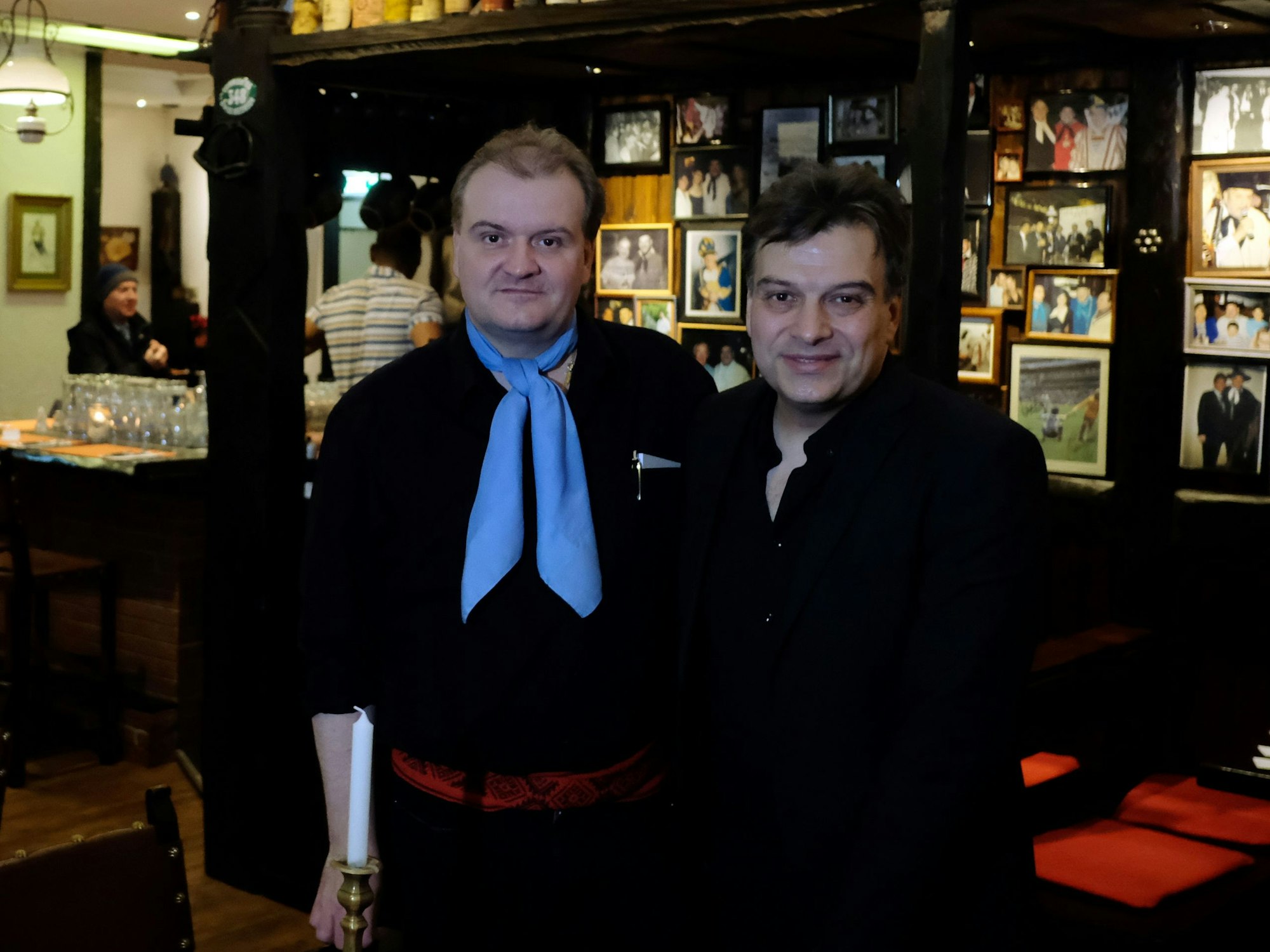 Die Brüder Tomas Santillan und Jorge Santillan stehen in ihrem Gastaum.