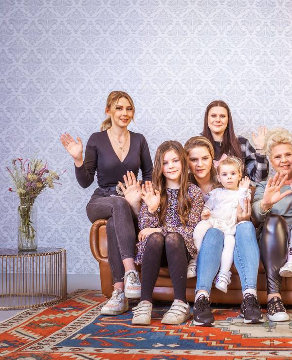 v.l.n.r. Loredana, Celina, Sylvana, Anastasia, Lavinia, Silivia, Cathaleya, Estefania, Sarah-Jane, Sylvana