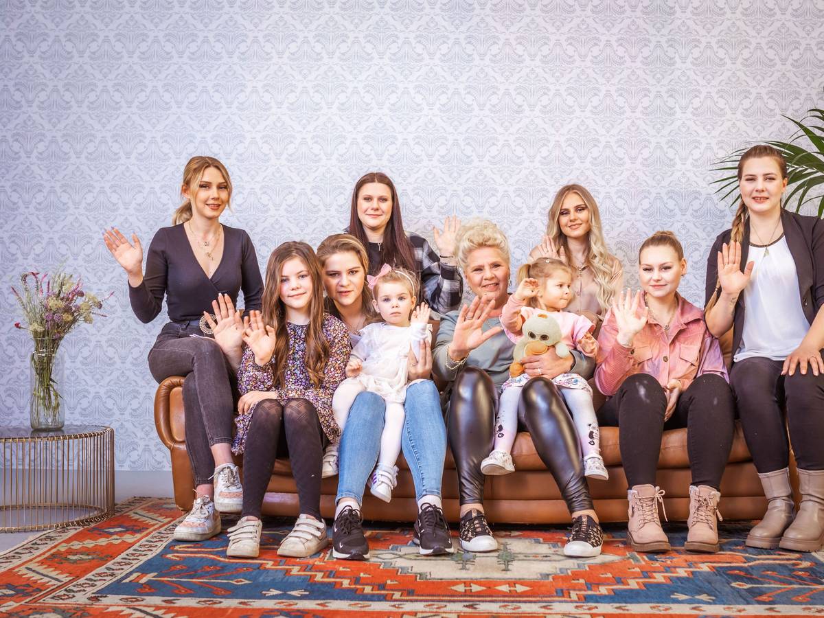 v.l.n.r. Loredana, Celina, Sylvana, Anastasia, Lavinia, Silivia, Cathaleya, Estefania, Sarah-Jane, Sylvana