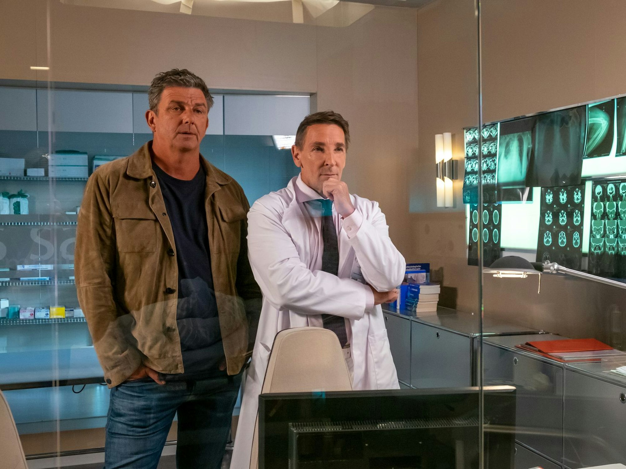 Den plötzlich veränderten Gesundheitszustand ihres Patienten können sich Dr. Martin Gruber (Hans Sigl, l.) und Dr. Alexander Kahnweiler (Mark Keller, r.) nicht erklären.