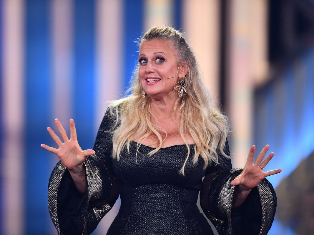 Moderatorin Barbara Schöneberger steht am 14. September 2022 bei der Verleihung vom Deutschen Fernsehpreis 2022 auf der Bühne.